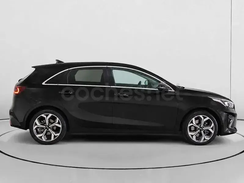 Usado Kia Ceed 120 CV (88 kW) 2021 Negro Utilitario