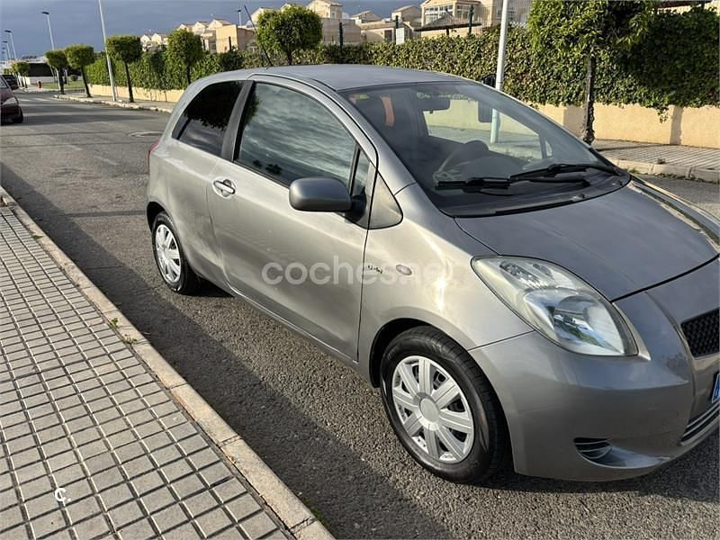 Usado Toyota Yaris 90 CV (66 kW) 2007 Gris / plata Utilitario
