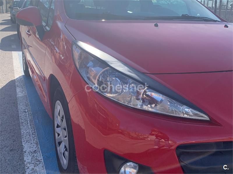 Usado Peugeot 207 Access 70 CV (51 kW) 2011 Granate Berlina