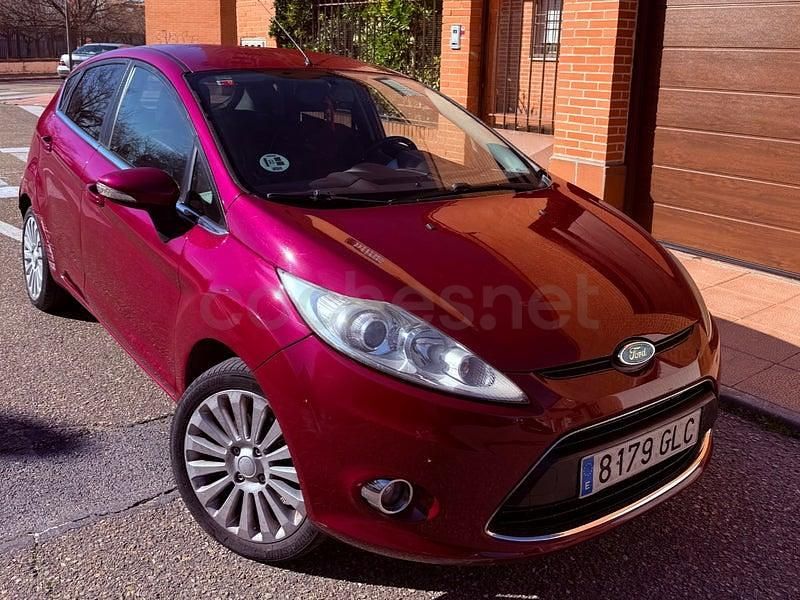Usado Ford Fiesta Titanium 90 CV (66 kW) 2009 Granate Utilitario