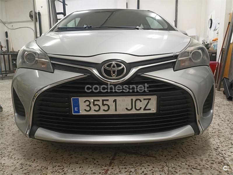 Gris / plata Usado 2015 Toyota Yaris Active Berlina | 8500 € (Buen precio) - Imagen 1/4