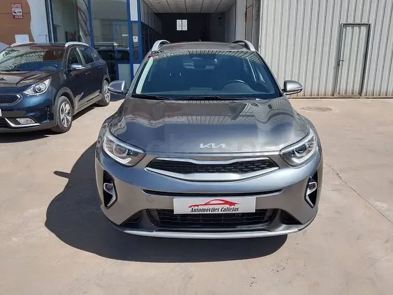 Usado Kia Stonic 100 CV (73 kW) 2025 Gris / plata SUV