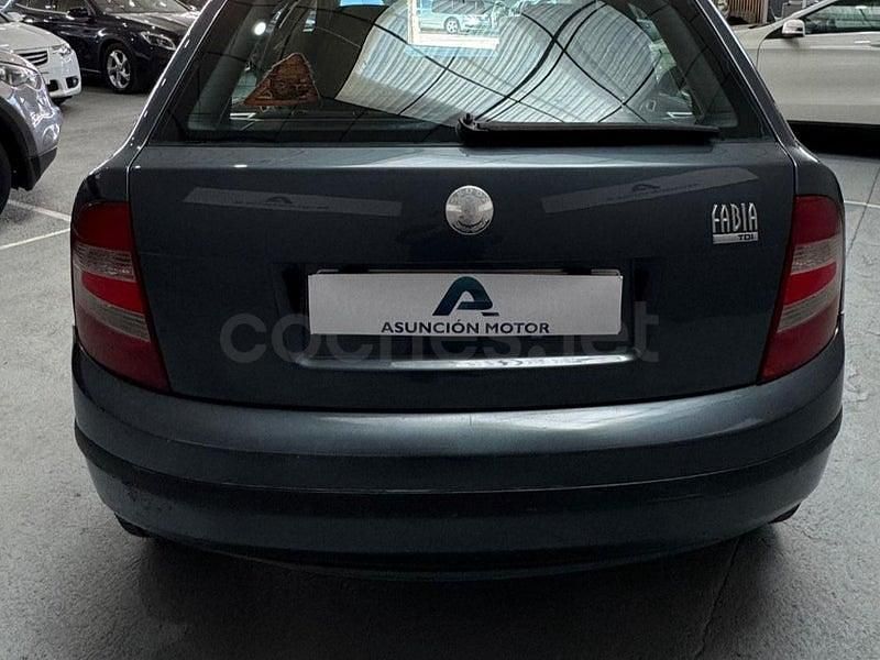 Usado Skoda Fabia 70 CV (51 kW) 2005 Gris / plata Berlina