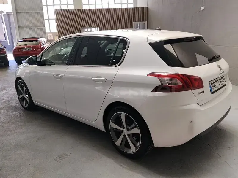 Usado Peugeot 308 Allure 125 CV (91 kW) 2013 Blanco Berlina