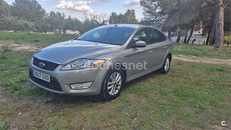 Usado Ford Mondeo Trend 140 CV (102 kW) 2010 Gris / plata Berlina