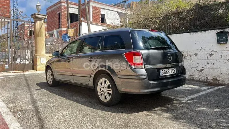 Usado Opel Astra Enjoy 110 CV (80 kW) 2011 Marrón Familiar