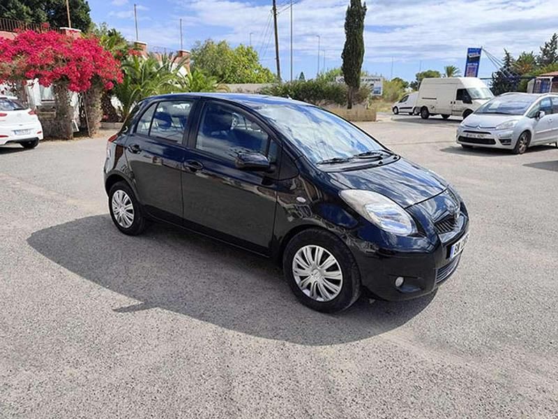 Usado Toyota Yaris Active 99 CV (72 kW) 2011 Negro Utilitario
