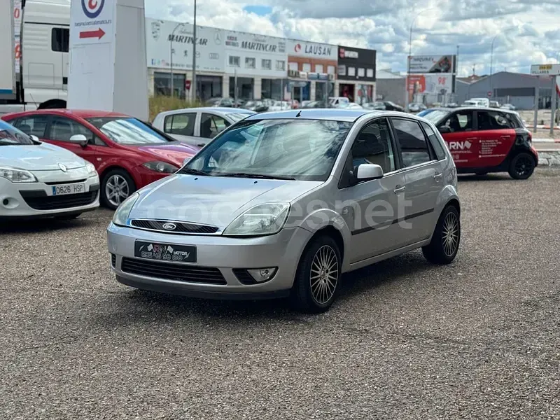 Usado Ford Fiesta 68 CV (50 kW) 2005 Gris / plata Utilitario