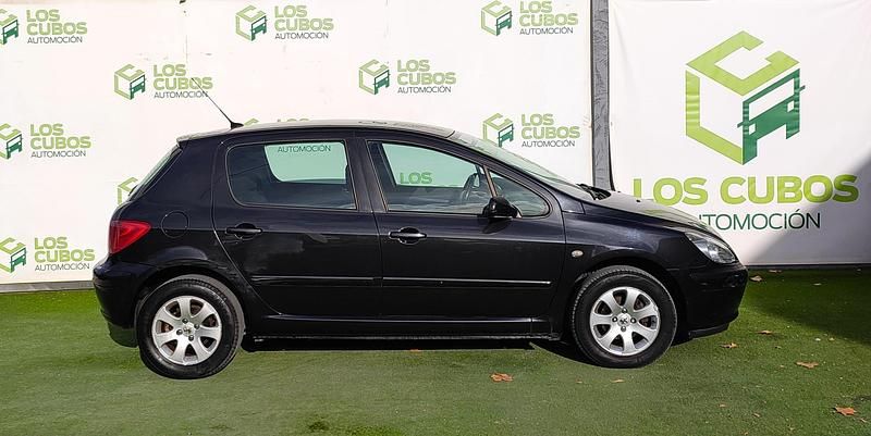 Usado Peugeot 307 90 CV (66 kW) 2005 Negro Utilitario