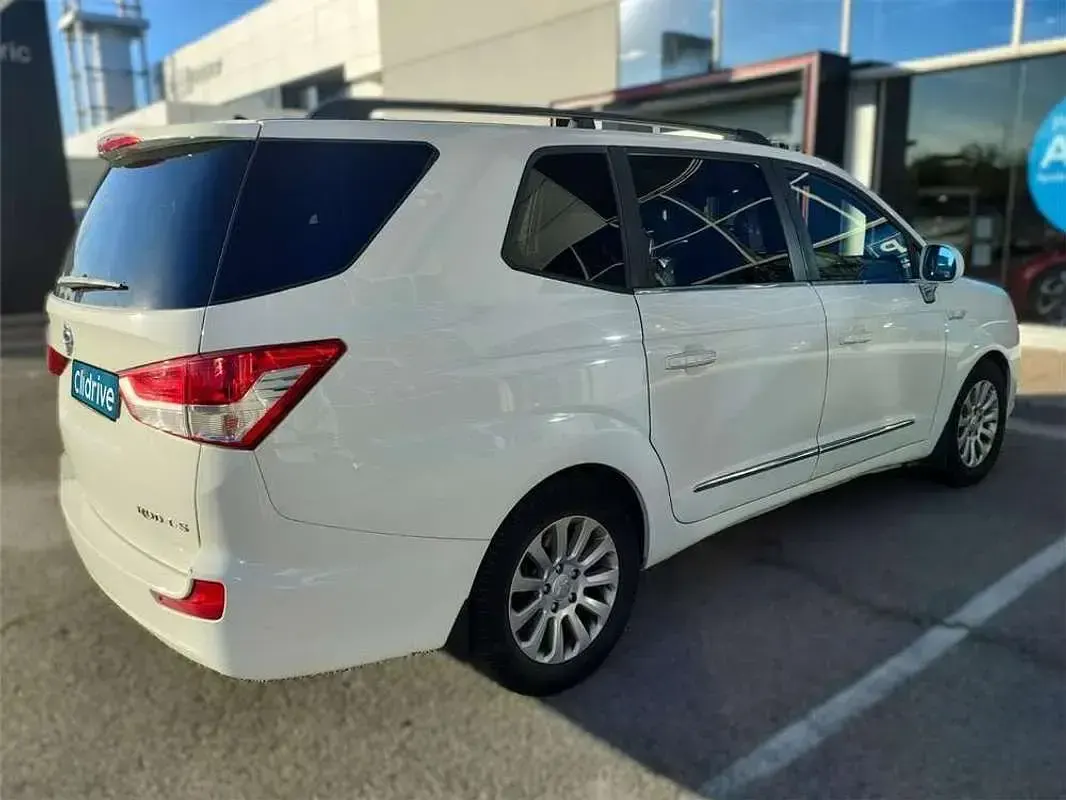 Usado SsangYong Rodius Limited 155 CV (114 kW) 2015 Blanco Monovolumen
