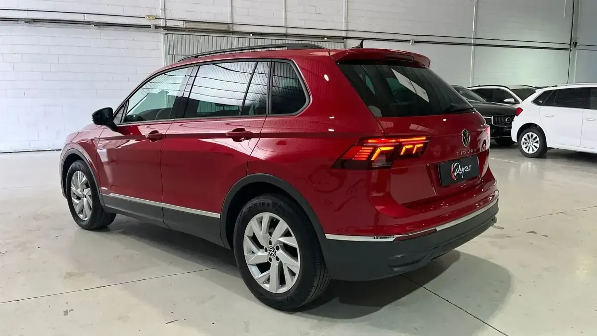 Usado VW Tiguan Life 150 CV (110 kW) 2022 Rojo SUV