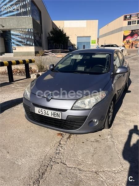 Gris / plata Usado 2011 Renault Mégane Dynamique Berlina | 4200 € (Precio justo) - Imagen 1/4