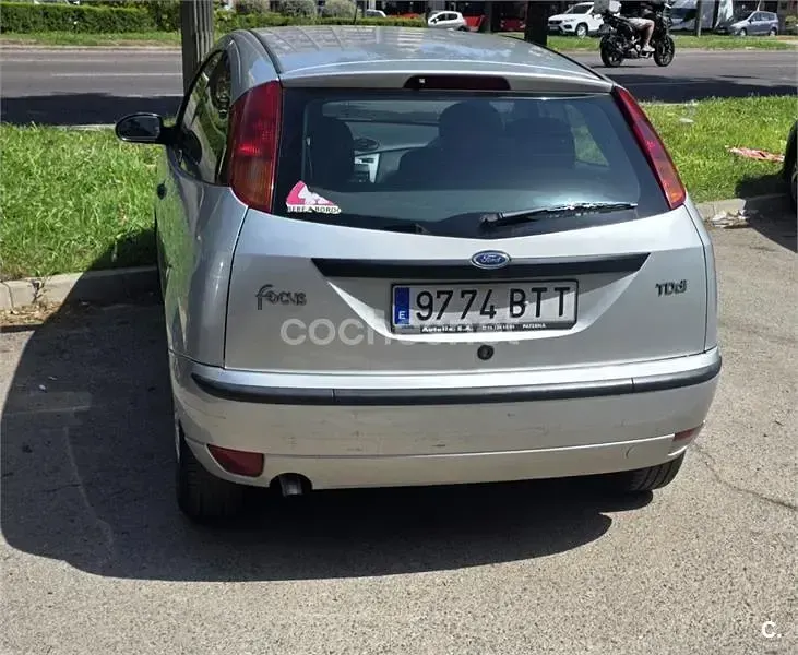 Usado Ford Focus Trend 90 CV (66 kW) 2002 Gris / plata Berlina