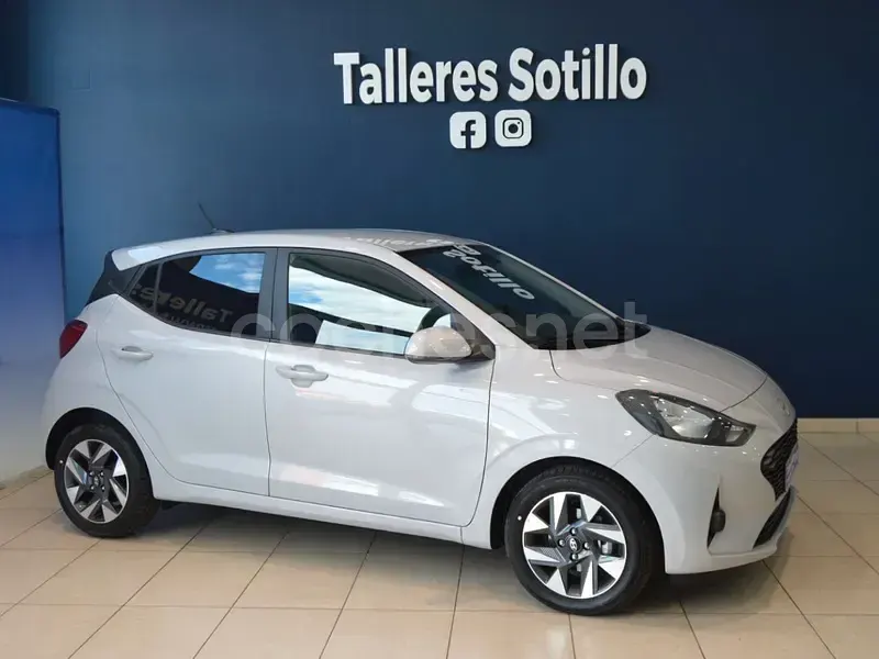 Nuevo Hyundai i10 67 CV (49 kW) 2025 Gris / plata Utilitario
