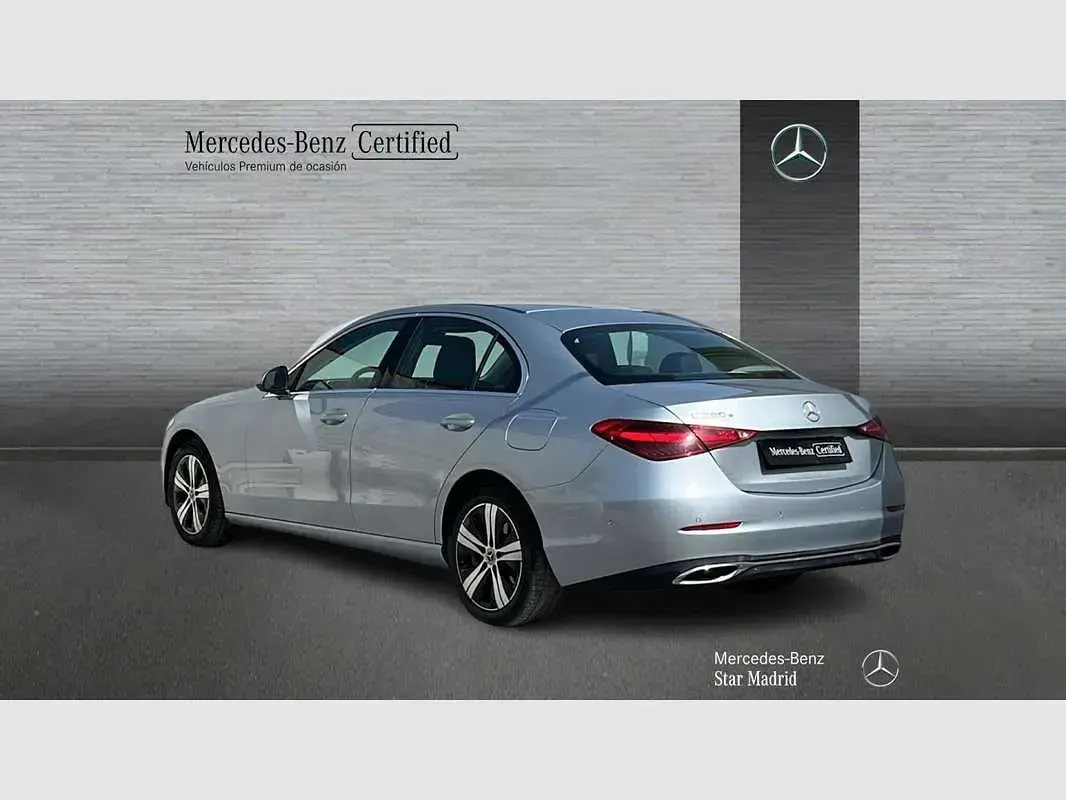 Usado Mercedes C300e 313 CV (230 kW) 2023 Plateado Berlina