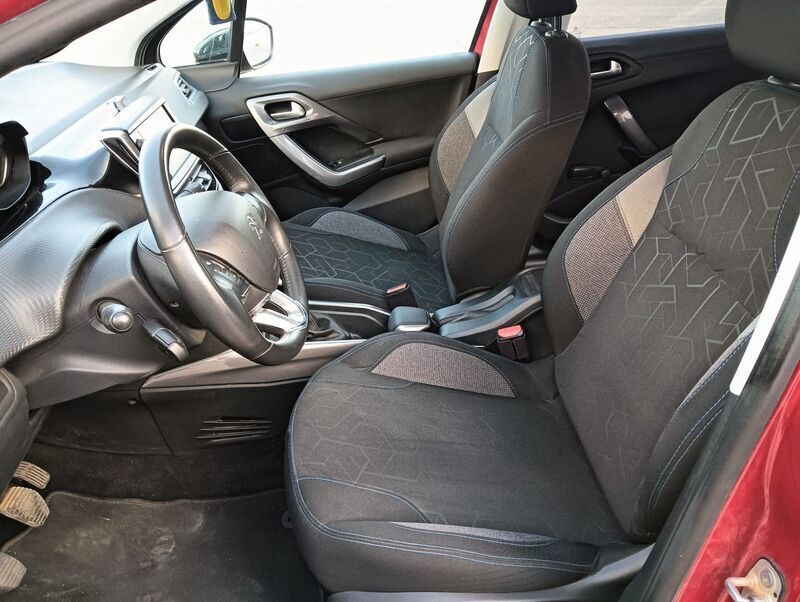 Usado Peugeot 2008 Allure 120 CV (88 kW) 2018 Rojo SUV
