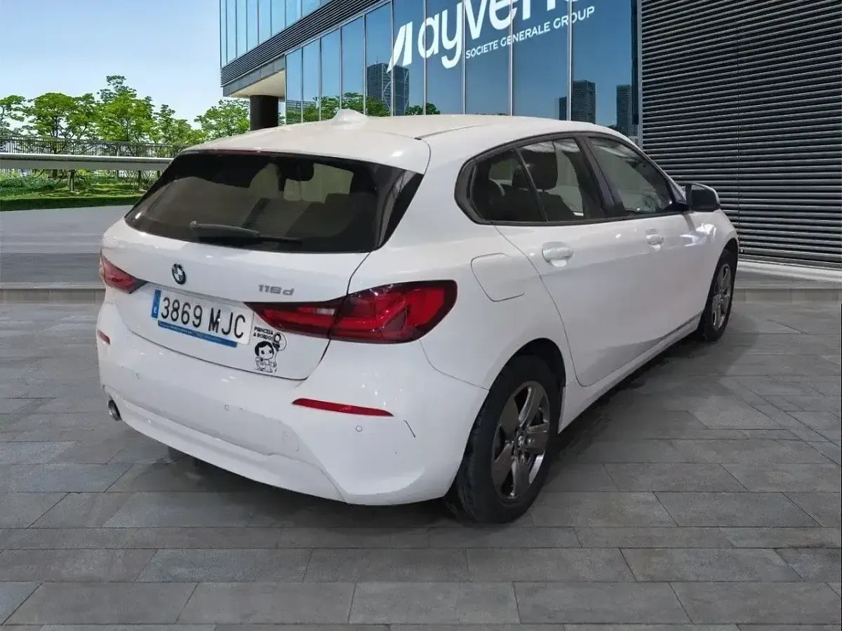 Begagnad BMW 116 116 HK (85 kW) 2023 Vit Halvkombi