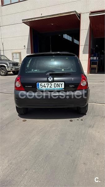 Begagnad Renault Clio II 65 HK (47 kW) 2005 Svart Sedan