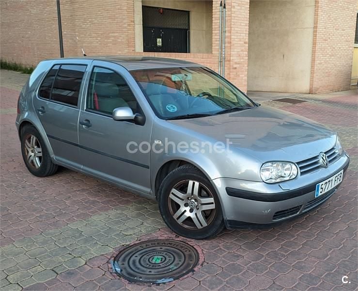 Usado VW Golf IV Highline 115 CV (84 kW) 2002 Gris / plata Berlina