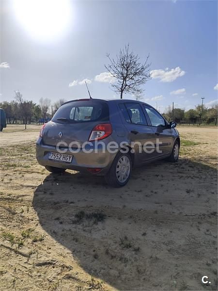 Usado Renault Clio II 75 CV (55 kW) 2011 Gris / plata Berlina