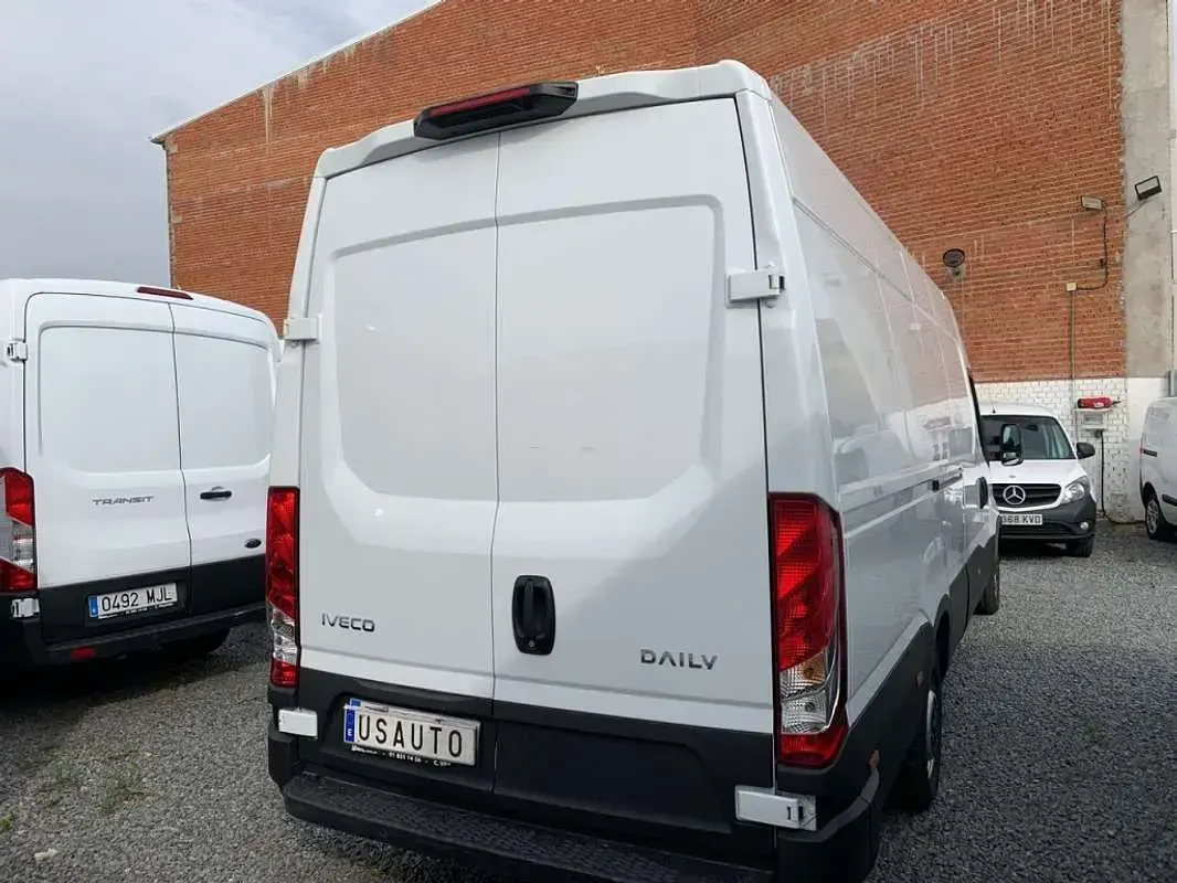 Usado Iveco Daily 156 CV (114 kW) 2024 Blanco Van
