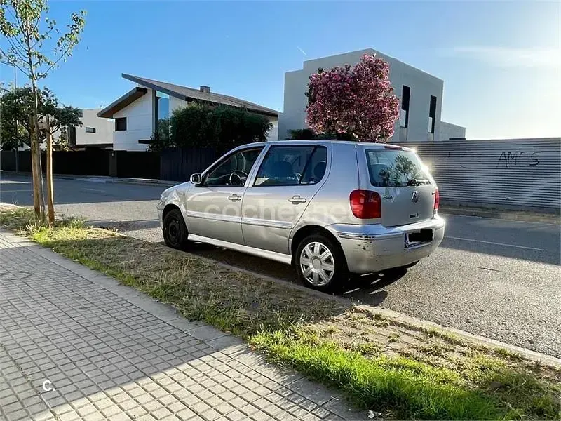 Usado VW Polo Trendline 75 CV (55 kW) 2001 Gris / plata Utilitario