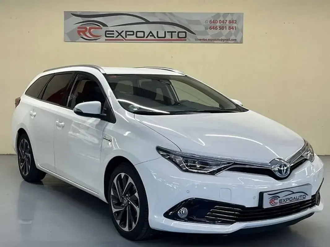 Usado Toyota Auris Touring Sports Business Edition 136 CV (100 kW) 2016 Blanco Familiar