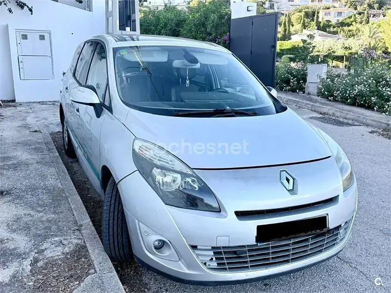 Usado Renault Grand Scénic II Privilege 130 CV (95 kW) 2009 Gris / plata Monovolumen