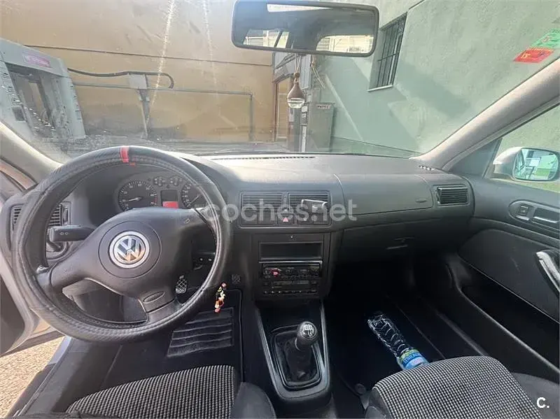 Usado VW Golf IV Conceptline 100 CV (73 kW) 2001 Gris / plata Berlina