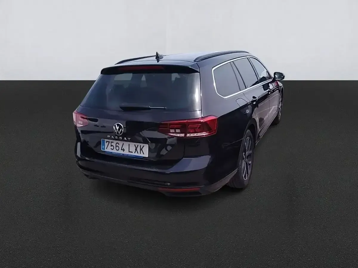 Usado VW Passat Executive 150 CV (110 kW) 2022 Negro Familiar