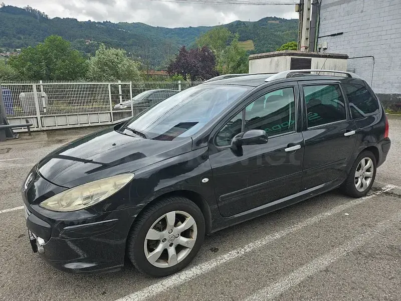 Usado Peugeot 307 110 CV (80 kW) 2007 Negro Familiar