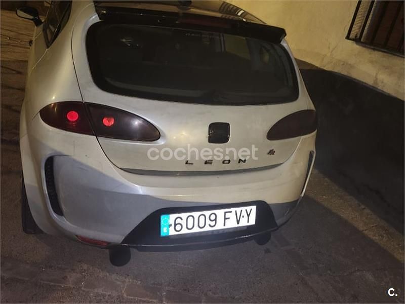 Usado Seat Leon Sport 105 CV (77 kW) 2007 Blanco Utilitario