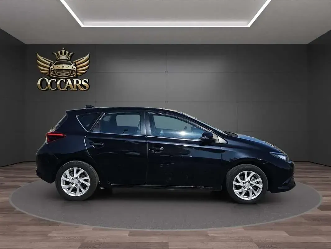 Usado Toyota Auris 116 CV (85 kW) 2018 Negro Utilitario