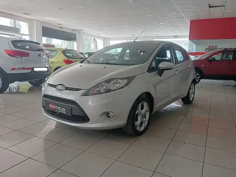 Usado Ford Fiesta Trend 70 CV (51 kW) 2011 Gris / plata Berlina