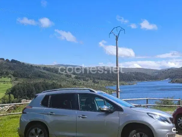 Usado Peugeot 2008 Style 82 CV (60 kW) 2018 Gris / plata SUV