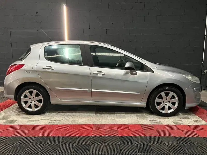 Usado Peugeot 308 90 CV (66 kW) 2010 Gris / plata Berlina