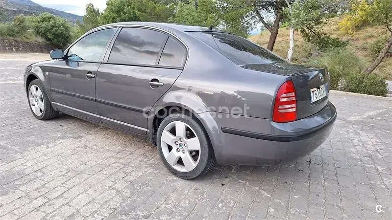 Usado Skoda Superb Comfort 130 HP (95 kW) 2003 Cinzento Sedan