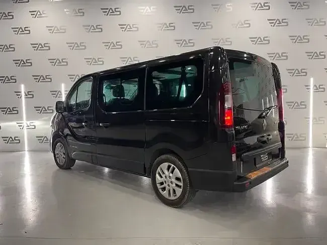 Usado Renault Trafic 125 CV (91 kW) 2016 Negro Monovolumen