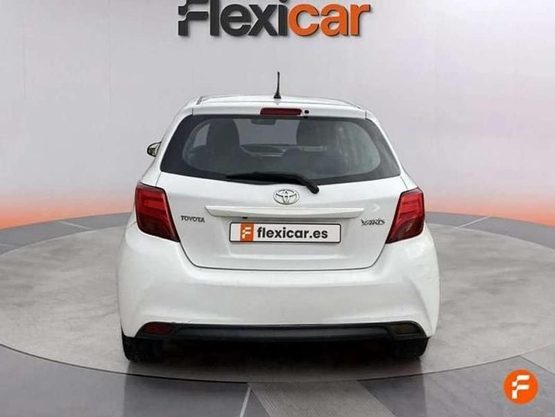 Usado Toyota Yaris Active 99 CV (72 kW) 2016 Blanco Utilitario