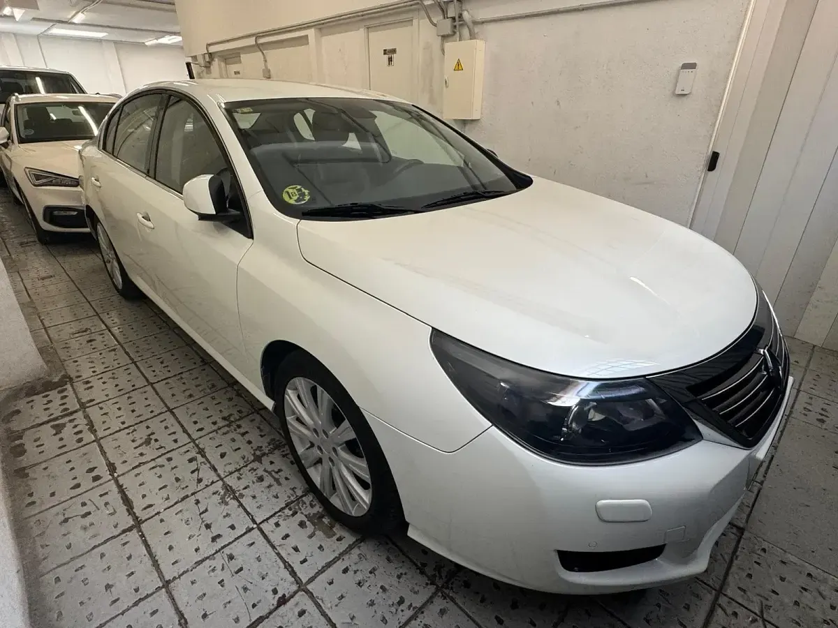 Usado Renault Latitude Initiale 240 CV (176 kW) 2012 Blanco Berlina