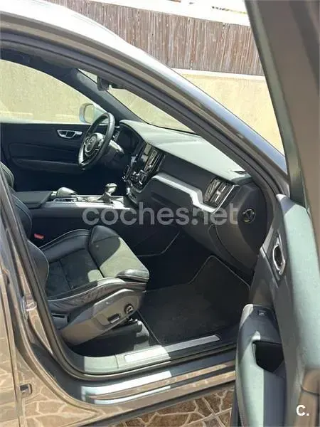 Usado Volvo XC60 R-Design 190 CV (139 kW) 2019 Gris / plata SUV