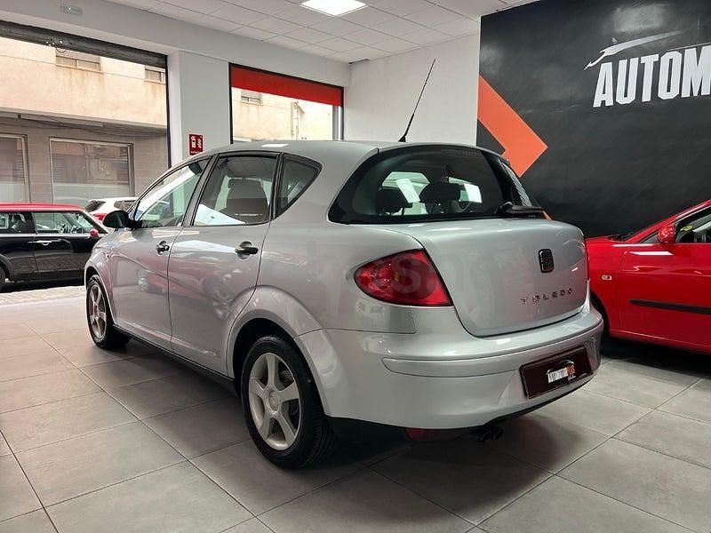 Usado Seat Toledo Reference 105 CV (77 kW) 2005 Gris / plata Utilitario