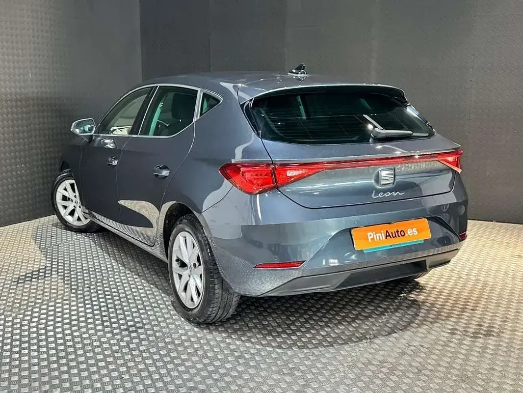 Usado Seat Leon Style 116 CV (85 kW) 2025 Negro Utilitario