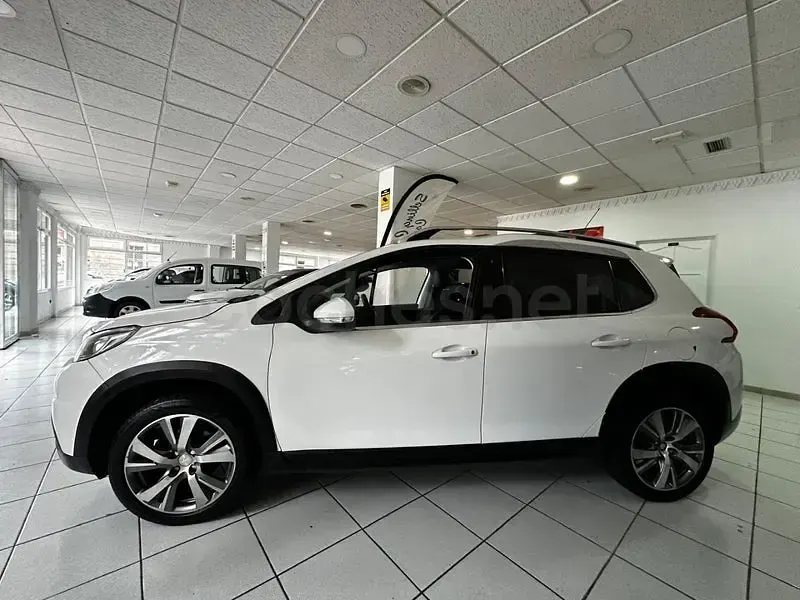Usado Peugeot 2008 Allure 110 CV (80 kW) 2018 Blanco SUV
