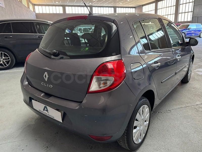 Usado Renault Clio II Authentique 75 CV (55 kW) 2009 Gris / plata Berlina