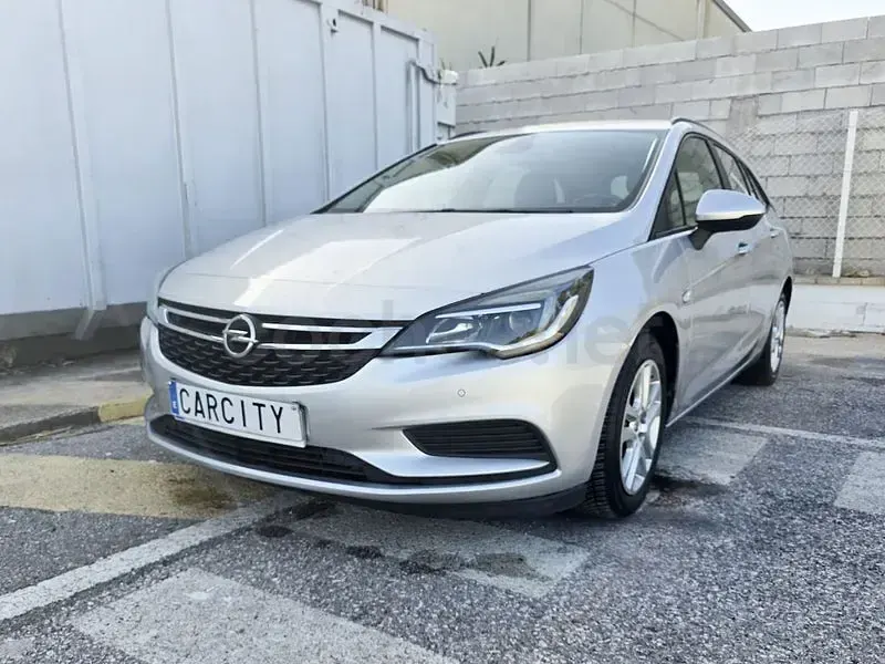 Usado Opel Astra Selective 110 CV (80 kW) 2017 Gris / plata Familiar