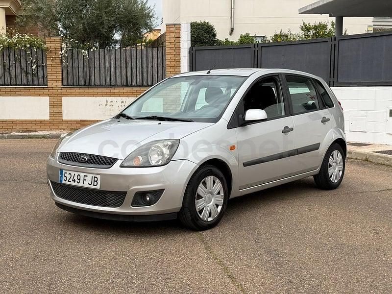 Usado Ford Fiesta Trend 90 CV (66 kW) 2007 Gris / plata Utilitario
