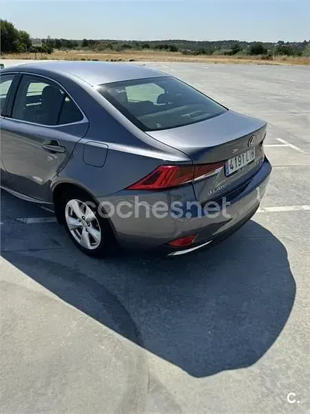 Usado Lexus IS300h 223 CV (164 kW) 2017 Gris / plata Berlina