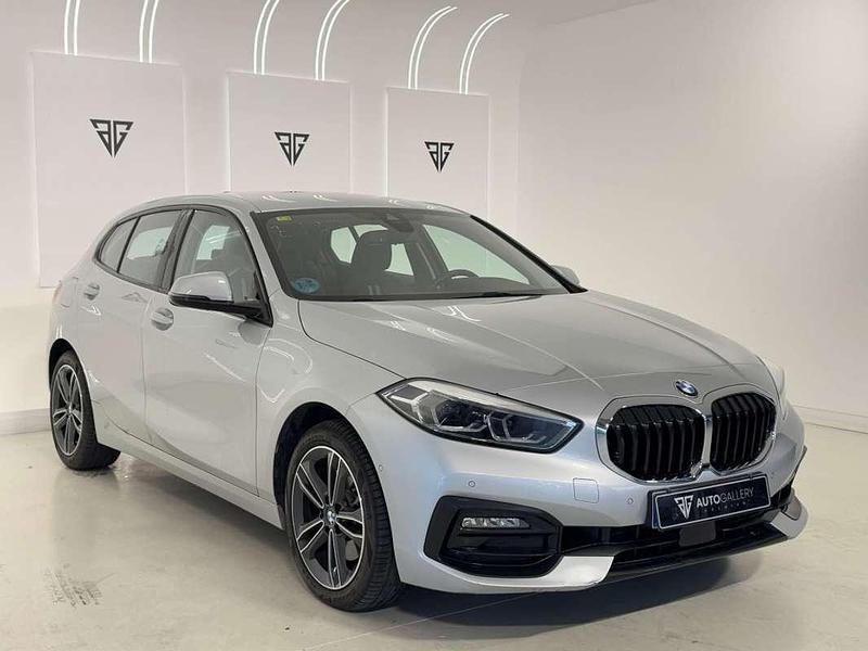Usado BMW 118 Sport Line 150 CV (110 kW) 2020 Plateado Utilitario