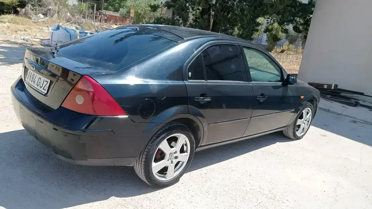 Usado Ford Mondeo Sport 130 CV (95 kW) 2003 Azul Berlina